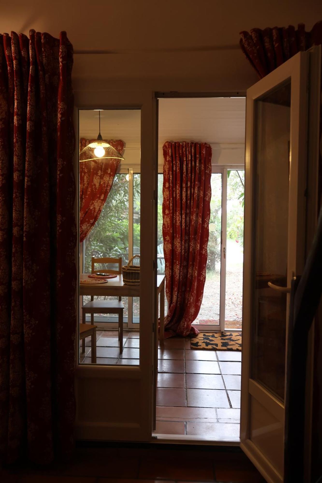 Gites Chambres D'Hotes Mazet Du Marechal Ferrant Сент-Мари-де-ла-Мер Экстерьер фото